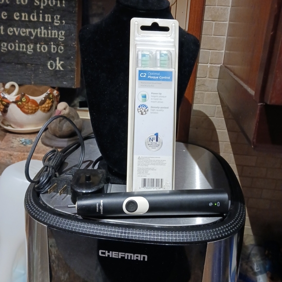 Phillips Sonicare Toothbrush HX681U w/2pk Replacement Heads. - Picture 2 of 2